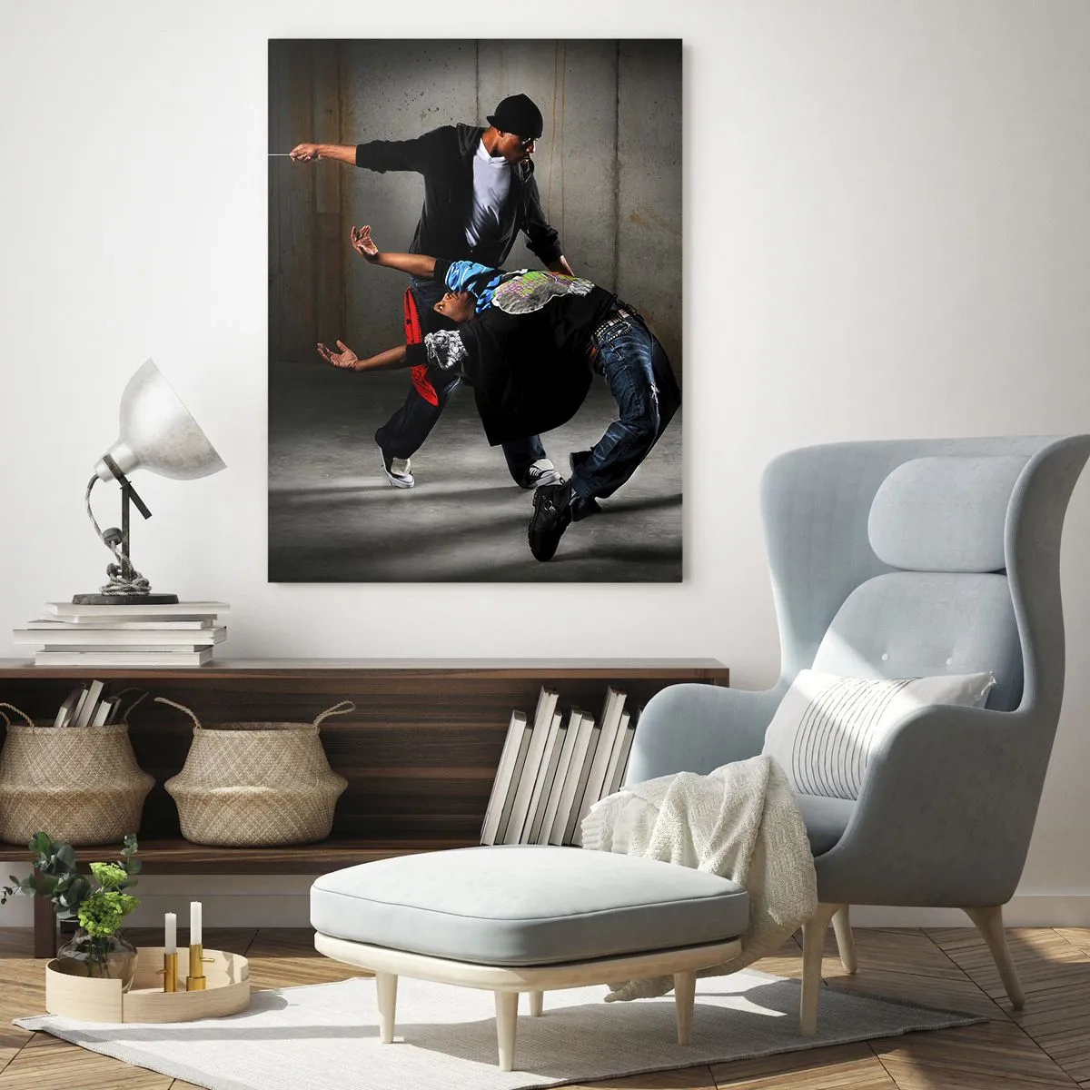 Glasbild - Bild auf glas - Eine Gruppe von Tänzern in einer dynamischen Pose vor einem industriellen Hintergrund. - 50x70cm - Tanzen mit dem Straßenwind - Moderne Wanddekoration für Wohnzimmer und Schlafzimmer ARTTOR