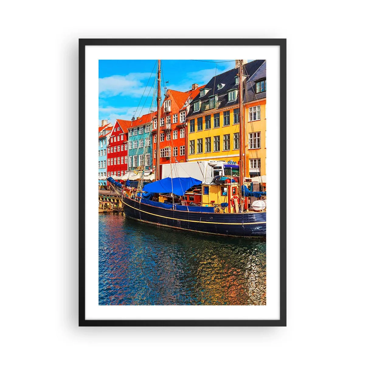 Poster in einem schwarzem Rahmen - Bunte Mietshäuser an einem Kanal mit einem Boot - 50x70cm - Fröhlicher Kai - Moderne Wanddekoration für Wohnzimmer und Schlafzimmer ARTTOR