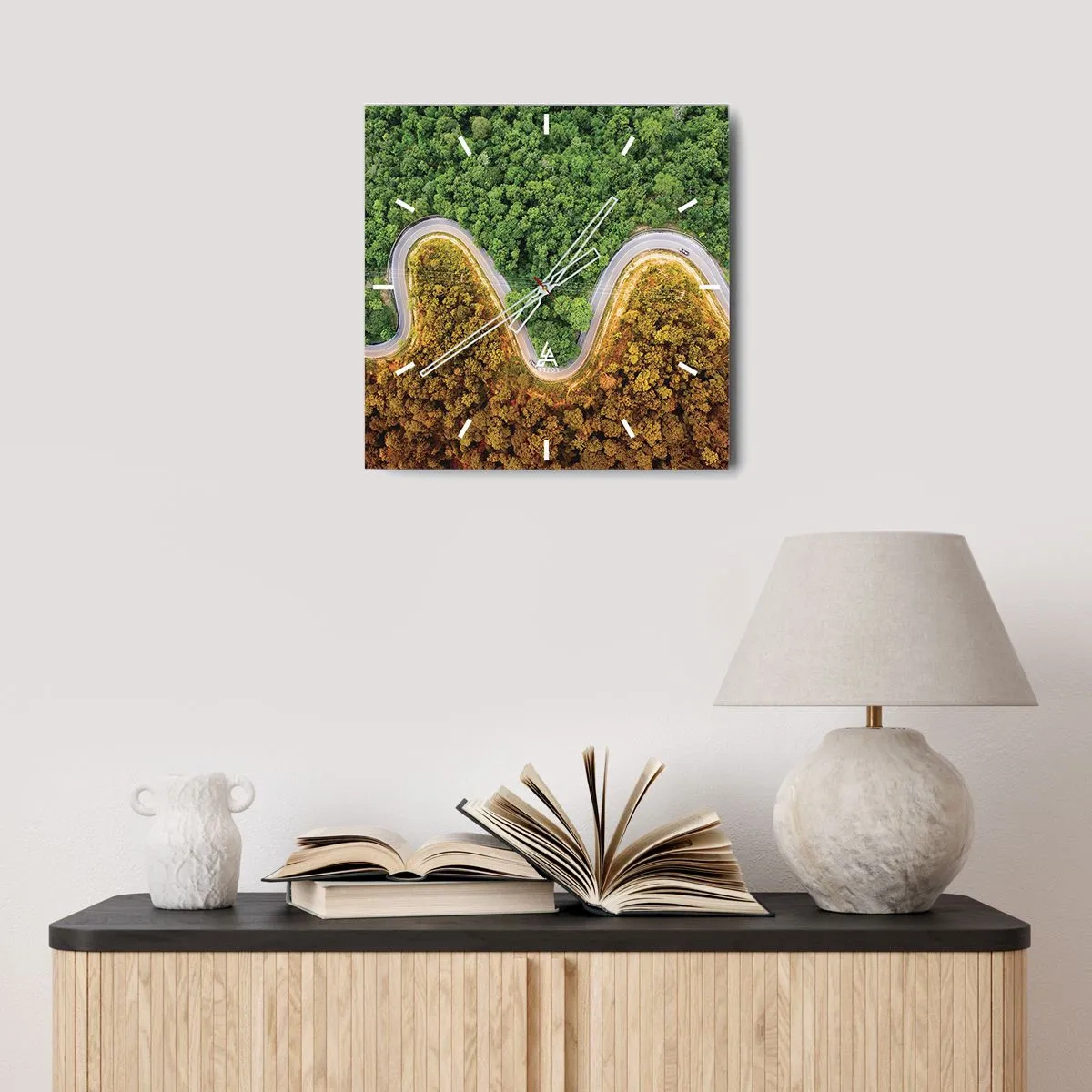 Wanduhr - Glasuhr - Eine kurvenreiche Straße durch den Wald aus der Vogelperspektive gesehen - 30x30cm - Grenzen und Durchbrüche - Moderne Wanddekoration für Wohnzimmer und Schlafzimmer ARTTOR
