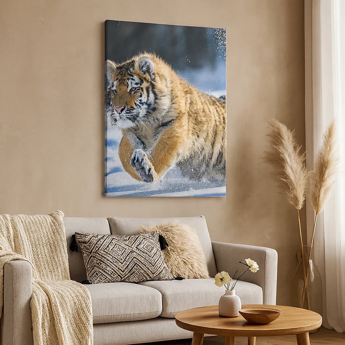 Bild auf Leinwand - Leinwandbild - Ein sibirischer Tiger läuft in einer verschneiten Landschaft - 50x70cm - Gott der sibirischen Taiga - Moderne Wanddekoration für Wohnzimmer und Schlafzimmer ARTTOR