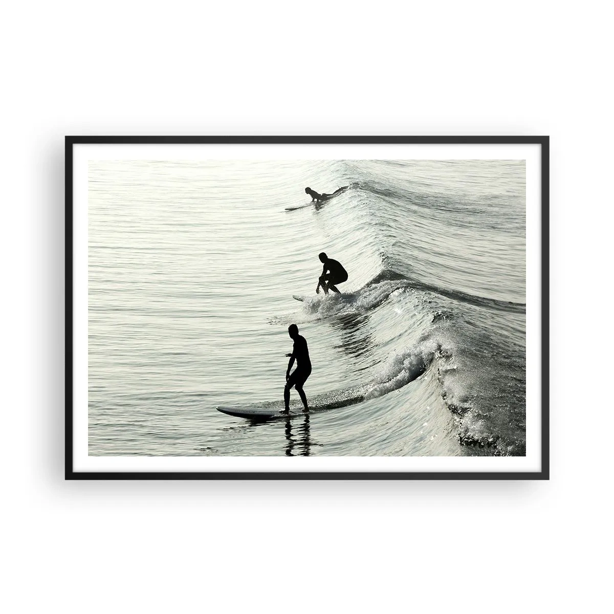 Poster in einem schwarzem Rahmen - Surfer auf den Wellen in einer monochromen Aufnahme - 100x70cm - Gegen die Welle - Moderne Wanddekoration für Wohnzimmer und Schlafzimmer ARTTOR