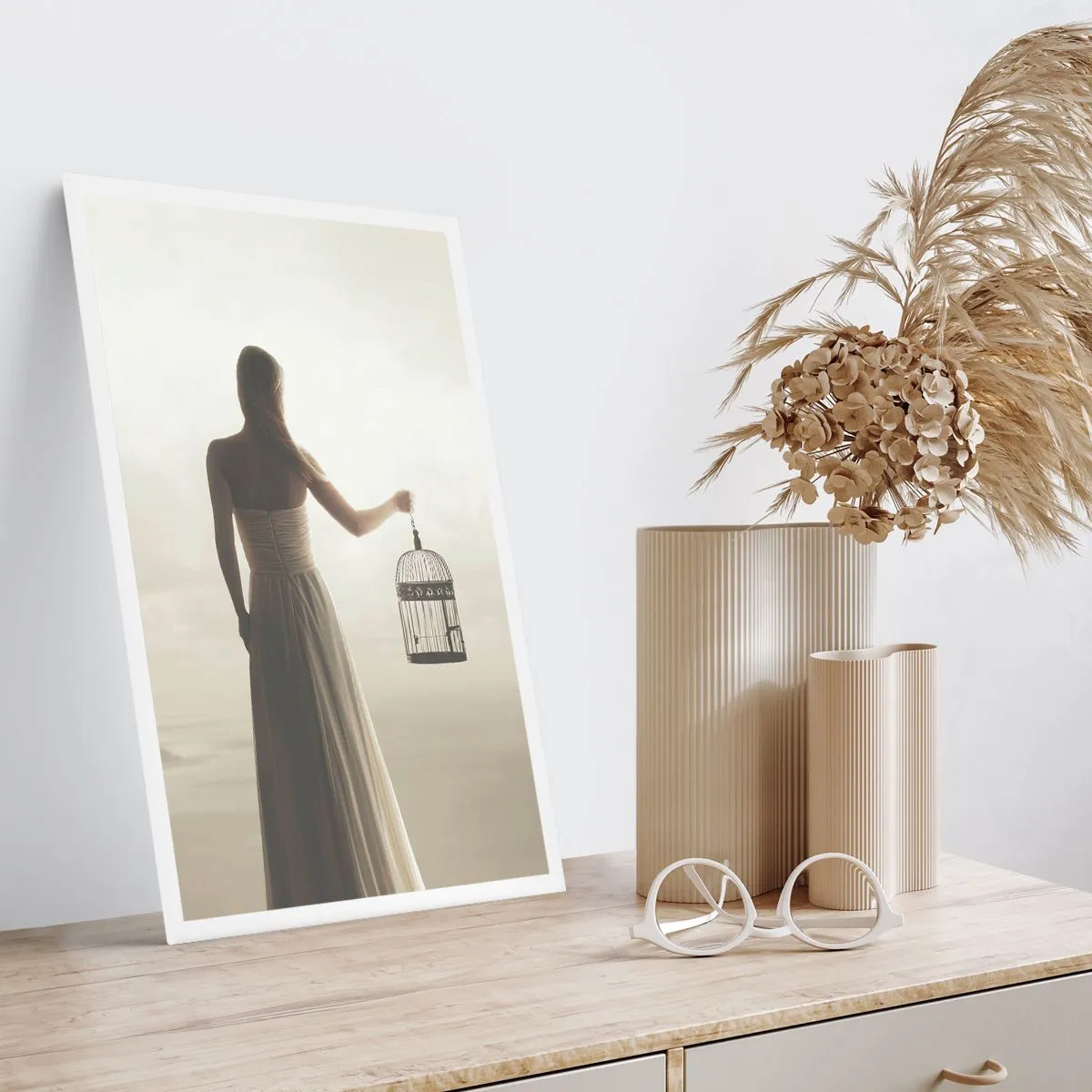 Poster - Eine Frau mit einem Käfig vor einer nebligen Landschaft - 50x70cm - Sei frei - Moderne Wanddekoration für Wohnzimmer und Schlafzimmer ARTTOR