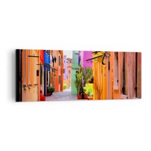 Bild auf Leinwand - Leinwandbild - Eine bunte Straße mit Mietshäusern in hellen Farbtönen - 140x50cm - Regenbogengasse - Moderne Wanddekoration für Wohnzimmer und Schlafzimmer ARTTOR