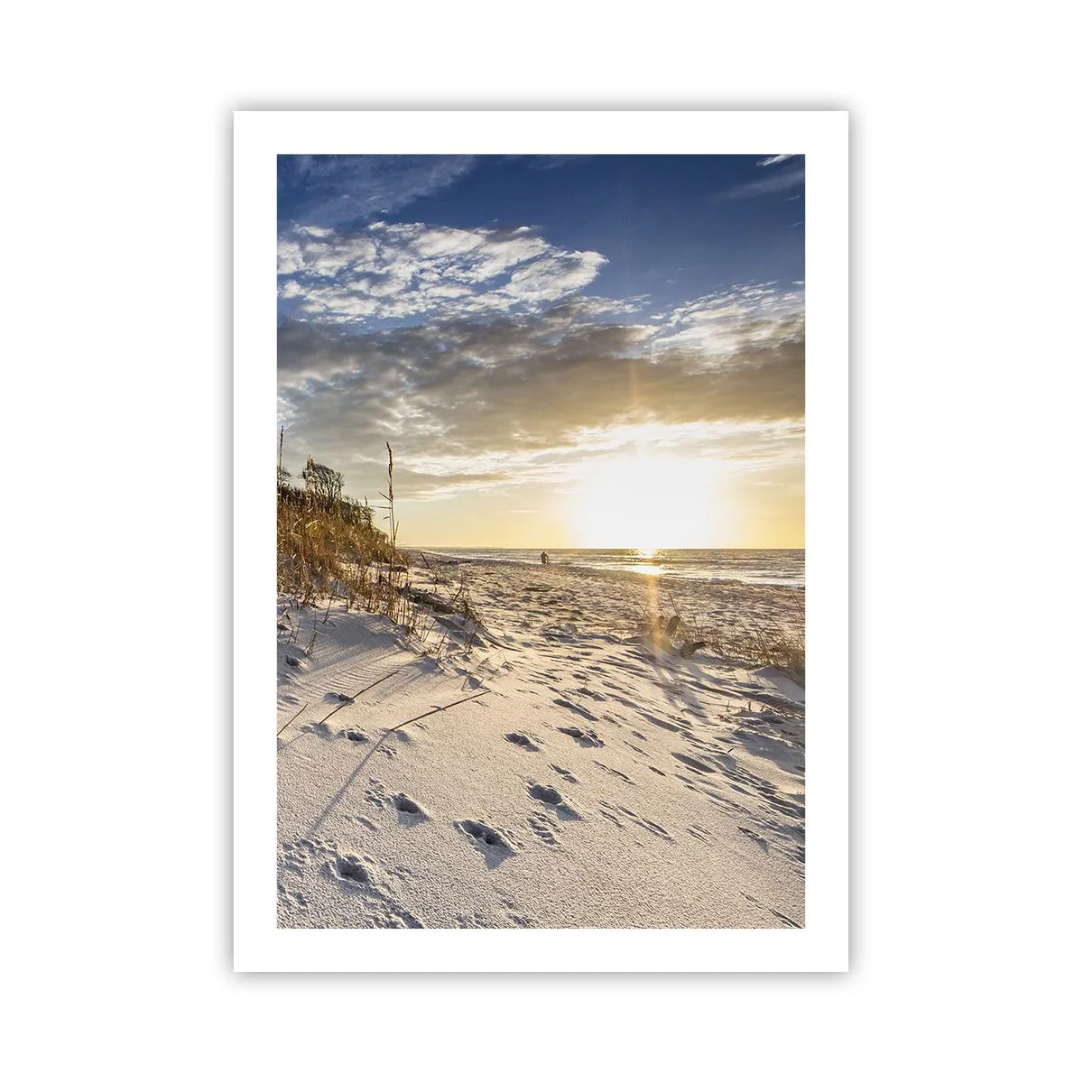 Poster - Ein Sandstrand, beleuchtet von der untergehenden Sonne - 50x70cm - Einladung zu einem Spaziergang - Moderne Wanddekoration für Wohnzimmer und Schlafzimmer ARTTOR