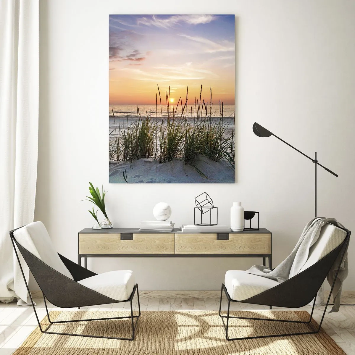 Glasbild - Bild auf glas - Ein Sandstrand bei Sonnenuntergang mit Gras im Hintergrund - 80x120cm - Schau, denk, fühl - Moderne Wanddekoration für Wohnzimmer und Schlafzimmer ARTTOR