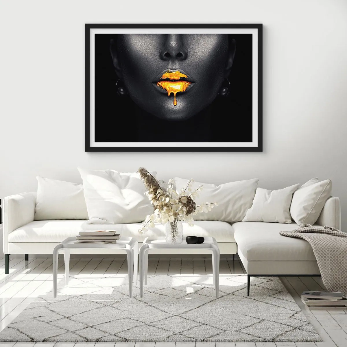 Poster in einem schwarzem Rahmen - Schwarz-goldenes Porträt einer Frau mit einem Tropfen Gold auf den Lippen - 70x50cm - Goldmaul - Moderne Wanddekoration für Wohnzimmer und Schlafzimmer ARTTOR