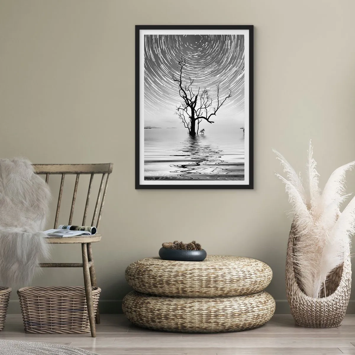 Poster in einem schwarzem Rahmen - Stern wirbelt über einem einsamen Baum im Wasser - 50x70cm - Eine Sinfonie der Natur - Moderne Wanddekoration für Wohnzimmer und Schlafzimmer ARTTOR