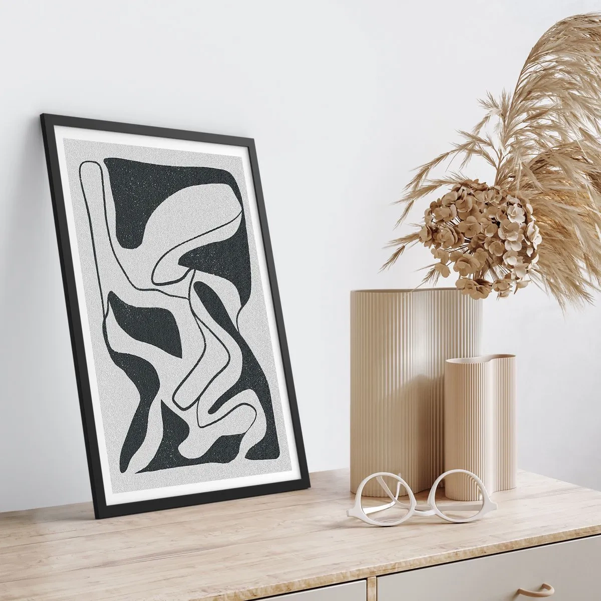 Poster in einem schwarzem Rahmen - Schwarz-Weiß-Abstraktion mit organischen Formen - 50x70cm - Abstraktes Spiel im Labyrinth - Moderne Wanddekoration für Wohnzimmer und Schlafzimmer ARTTOR