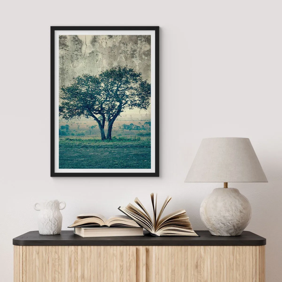 Poster in einem schwarzem Rahmen - Ein einsamer Baum in einer ländlichen Landschaft - 50x70cm - Ein Apfelbaum auf blauem Feld? - Moderne Wanddekoration für Wohnzimmer und Schlafzimmer ARTTOR