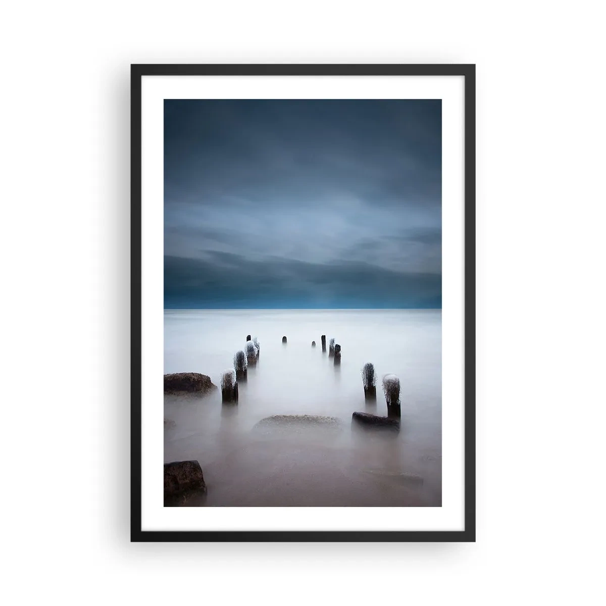Poster in einem schwarzem Rahmen - Ein stimmungsvoller Blick auf Holzpfähle im Wasser - 50x70cm - Nachdenklicher See - Moderne Wanddekoration für Wohnzimmer und Schlafzimmer ARTTOR