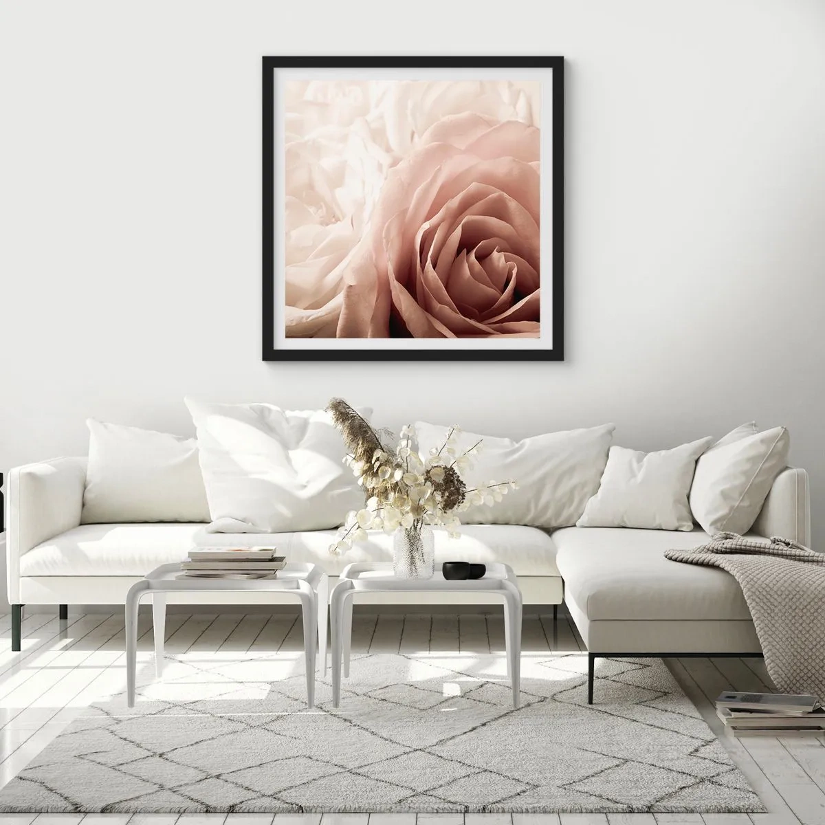Poster in einem schwarzem Rahmen - Im Herzen der Rose - 30x30 cm