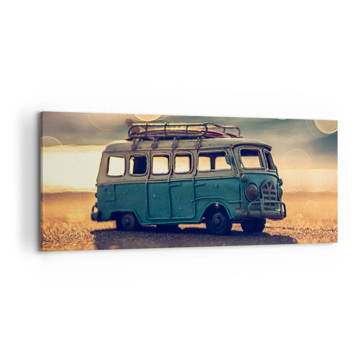 Bild auf Leinwand - Leinwandbild - Retro-Bus gegen verschwommenes Licht - 120x50cm - Das Ende der Idole: Geld und Arbeit - Moderne Wanddekoration für Wohnzimmer und Schlafzimmer ARTTOR