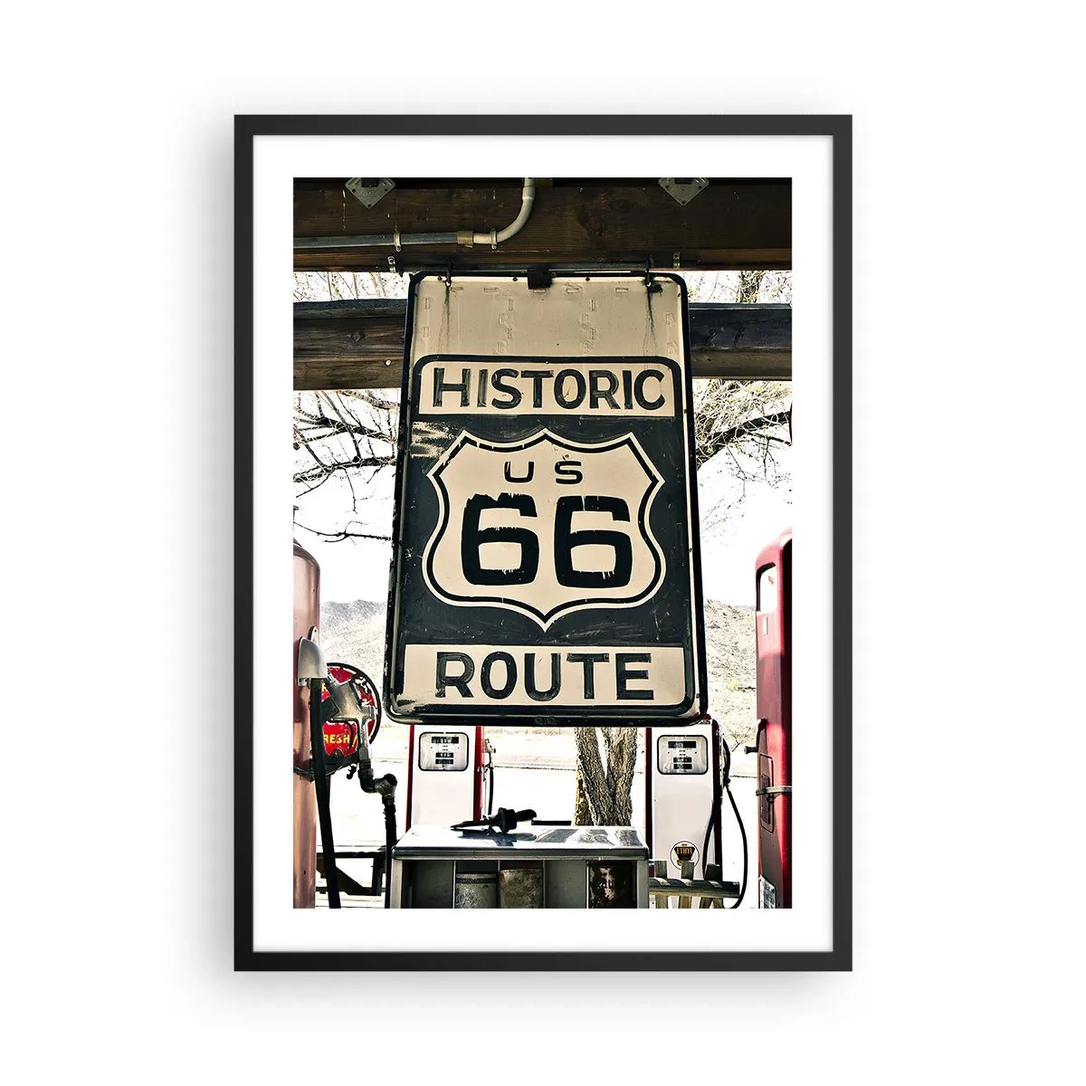 Poster in einem schwarzem Rahmen - Route 66-Schild vor einer Tankstelle - 50x70cm - Amerikanische Retro-Reise - Moderne Wanddekoration für Wohnzimmer und Schlafzimmer ARTTOR