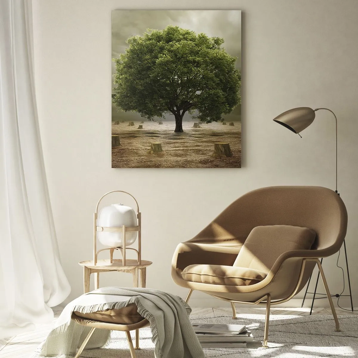 Glasbild - Bild auf glas - Ein grüner Baum, umgeben von gefällten Baumstämmen vor einem bewölkten Himmel - 70x100cm - Alle Hoffnung - Moderne Wanddekoration für Wohnzimmer und Schlafzimmer ARTTOR