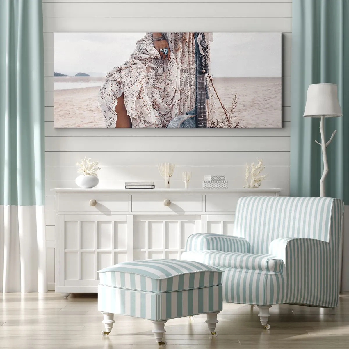 Bild auf Leinwand - Leinwandbild - Frau im Boho-Stil mit Gitarre am Strand - 120x50cm - Kinderblumen auf dem Weg - Moderne Wanddekoration für Wohnzimmer und Schlafzimmer ARTTOR