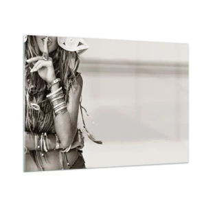 Glasbild - Bild auf glas - Eine Frau mit Schmuck und dem Finger an den Lippen in einer künstlerischen Aufnahme - 100x70cm - Wieso ein Mädchen - Moderne Wanddekoration für Wohnzimmer und Schlafzimmer ARTTOR