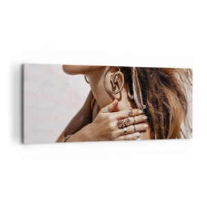 Bild auf Leinwand - Leinwandbild - Stilvolle Frau mit Schmuck vor hellem Sandhintergrund - 120x50cm - Königin des wilden Strandes - Moderne Wanddekoration für Wohnzimmer und Schlafzimmer ARTTOR