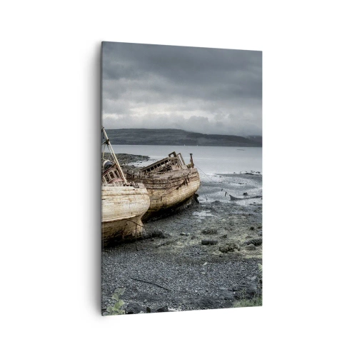 Bild auf Leinwand - Leinwandbild - Verlassene Boote am Ufer in einer regnerischen Szene - 80x120cm - „Als Zeichen würdevoller Härten“ - Moderne Wanddekoration für Wohnzimmer und Schlafzimmer ARTTOR