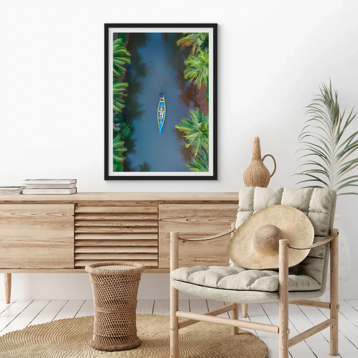 Poster in einem schwarzem Rahmen - Luftaufnahme eines Bootes, das auf einem tropischen Fluss schwimmt - 50x70cm - Auf einem tropischen Pfad - Moderne Wanddekoration für Wohnzimmer und Schlafzimmer ARTTOR