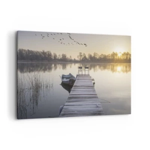 Bild auf Leinwand - Leinwandbild - Ein Pier am Seeufer am Morgen mit einem Boot und Stühlen - 120x80cm - Ich komme nach einiger Zeit zurück - Moderne Wanddekoration für Wohnzimmer und Schlafzimmer ARTTOR