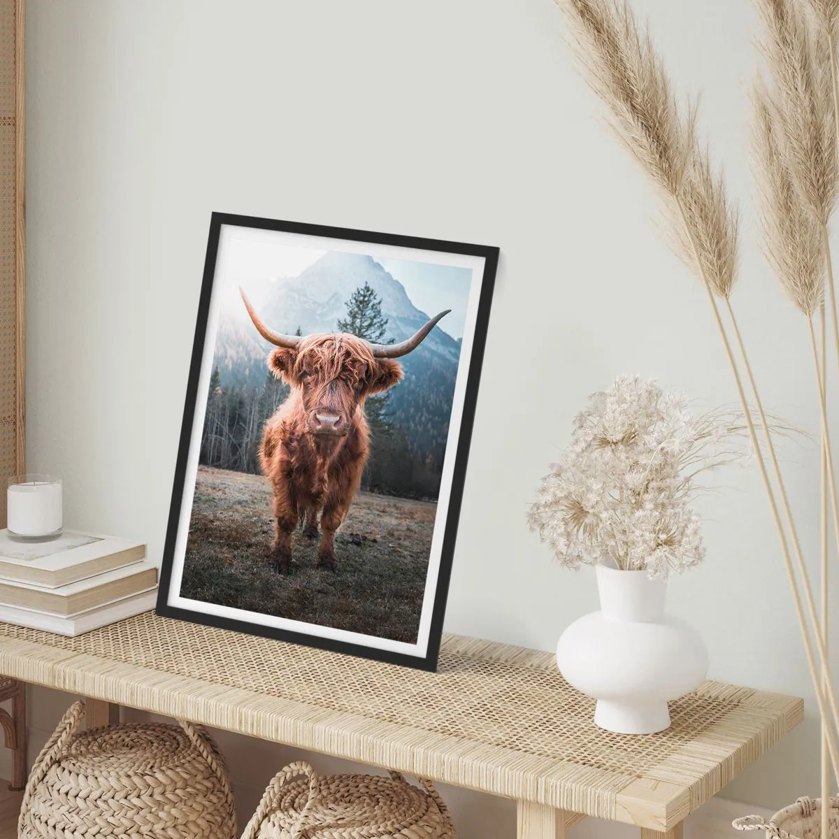 Poster in einem schwarzem Rahmen - Schottische Hochlandkuh mit majestätischen Bergen im Hintergrund - 50x70cm - Grüße von der Bergwiese - Moderne Wanddekoration für Wohnzimmer und Schlafzimmer ARTTOR