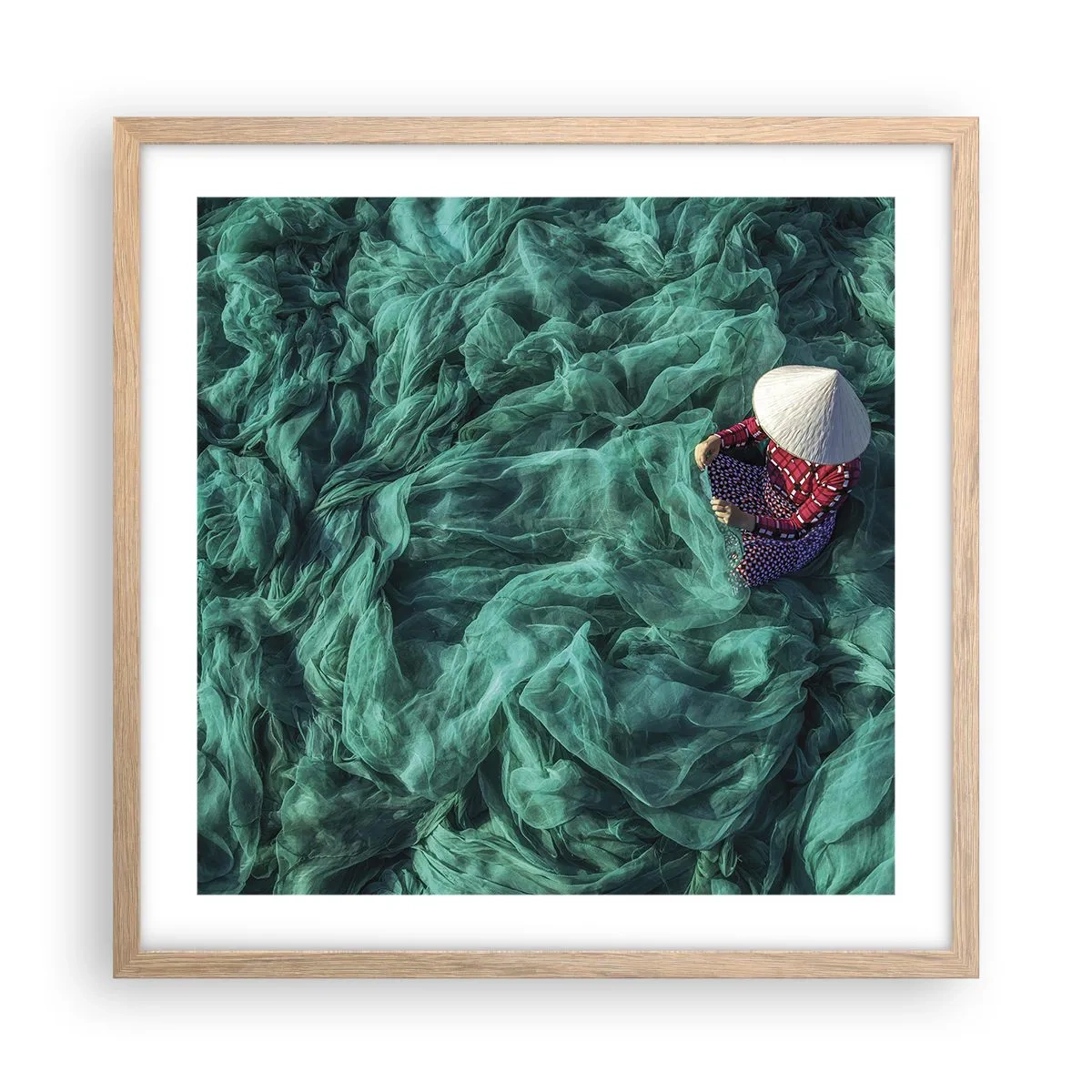 Poster in einem Rahmen aus heller Eiche - In einem Meer aus Netzen - 50x50 cm