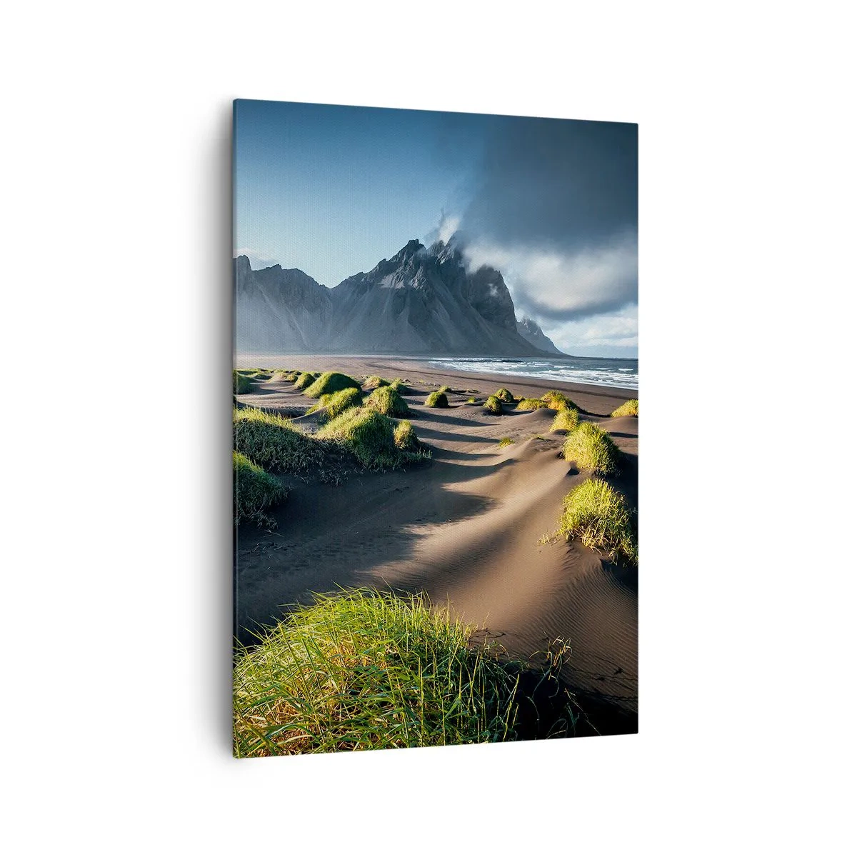 Bild auf Leinwand - Leinwandbild - Grüne Dünen mit Bergkulisse unter blauem Himmel - 70x100cm - Harmonie der Elemente - Moderne Wanddekoration für Wohnzimmer und Schlafzimmer ARTTOR