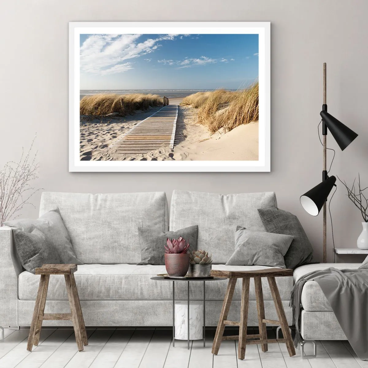 Poster in einem weißen Rahmen - Hinter der Düne, im Rauschen des Grases - 100x70 cm