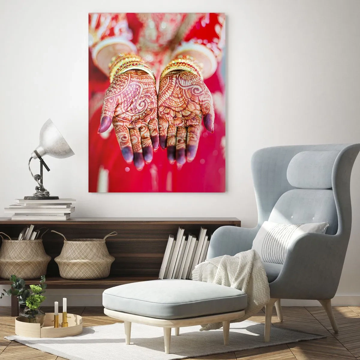 Glasbild - Bild auf glas - Henna-Hände in traditioneller Kleidung vor rotem Hintergrund - 50x70cm - Bereit, das Glück zu fangen? - Moderne Wanddekoration für Wohnzimmer und Schlafzimmer ARTTOR