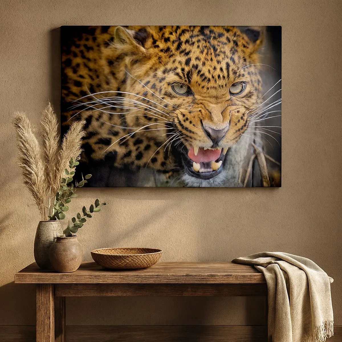 Bild auf Leinwand - Leinwandbild - Eine Nahaufnahme eines bedrohlichen Leoparden mit gefletschten Reißzähnen. - 70x50cm - Bleib zurück, ich warne dich! - Moderne Wanddekoration für Wohnzimmer und Schlafzimmer ARTTOR