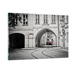 Glasbild - Bild auf glas - Schwarz-weiße Straßenbahn in einer alten Straße - 120x80cm - Durch das Stadtlabyrinth - Moderne Wanddekoration für Wohnzimmer und Schlafzimmer ARTTOR
