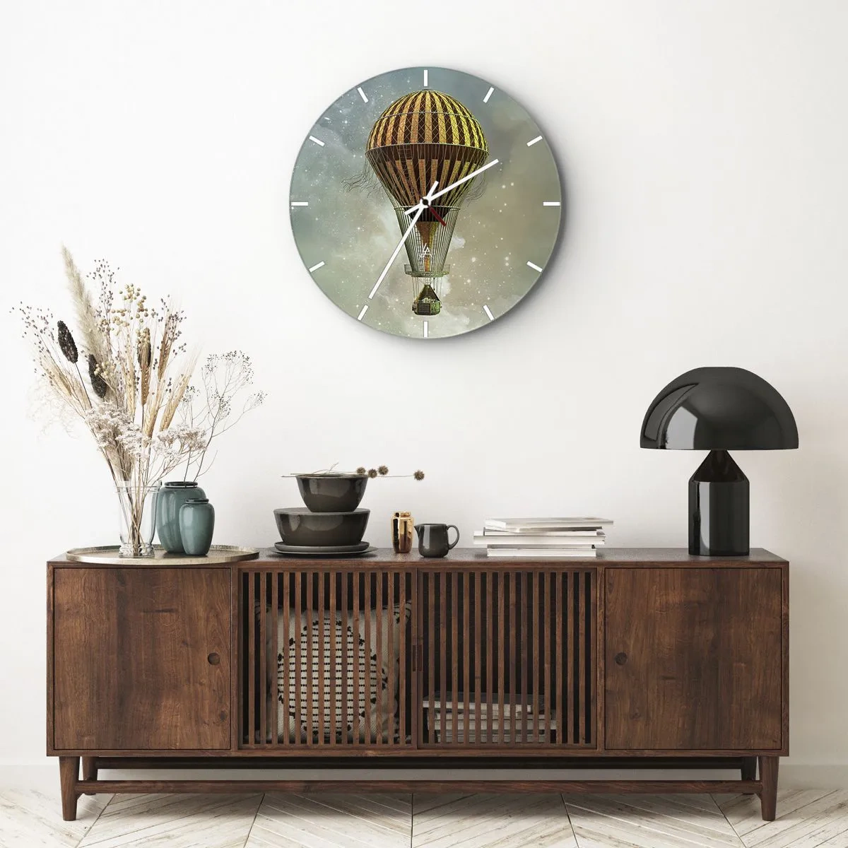 Wanduhr - Glasuhr - Ein stilisierter Ballon, der mit Retro-Feeling über einem Sternenhimmel schwebt. - 30x30cm - Pionierflüge - Moderne Wanddekoration für Wohnzimmer, Küche und Schlafzimmer ARTTOR