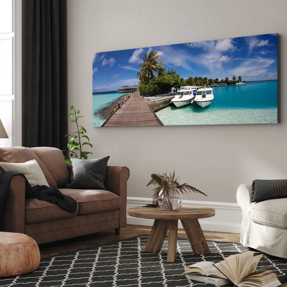 Bild auf Leinwand - Leinwandbild - Ein Steg über einem türkisfarbenen Meer mit Booten und Palmen - 140x50cm - Doch das Paradies gibt es - Moderne Wanddekoration für Wohnzimmer und Schlafzimmer ARTTOR