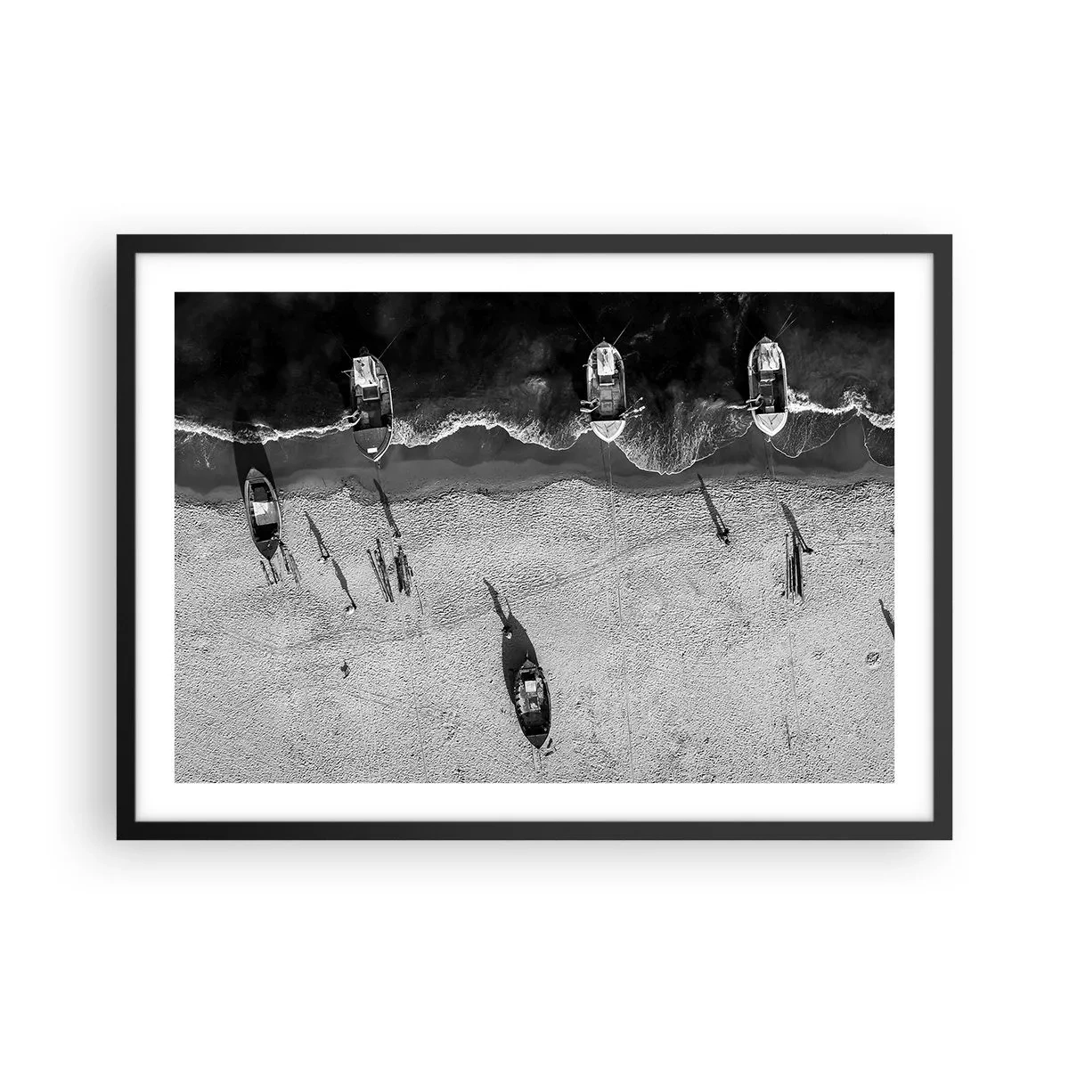 Poster in einem schwarzem Rahmen - Schwarz-Weiß-Luftaufnahme von Booten am Strand - 70x50cm - Immer noch am Ufer… - Moderne Wanddekoration für Wohnzimmer und Schlafzimmer ARTTOR