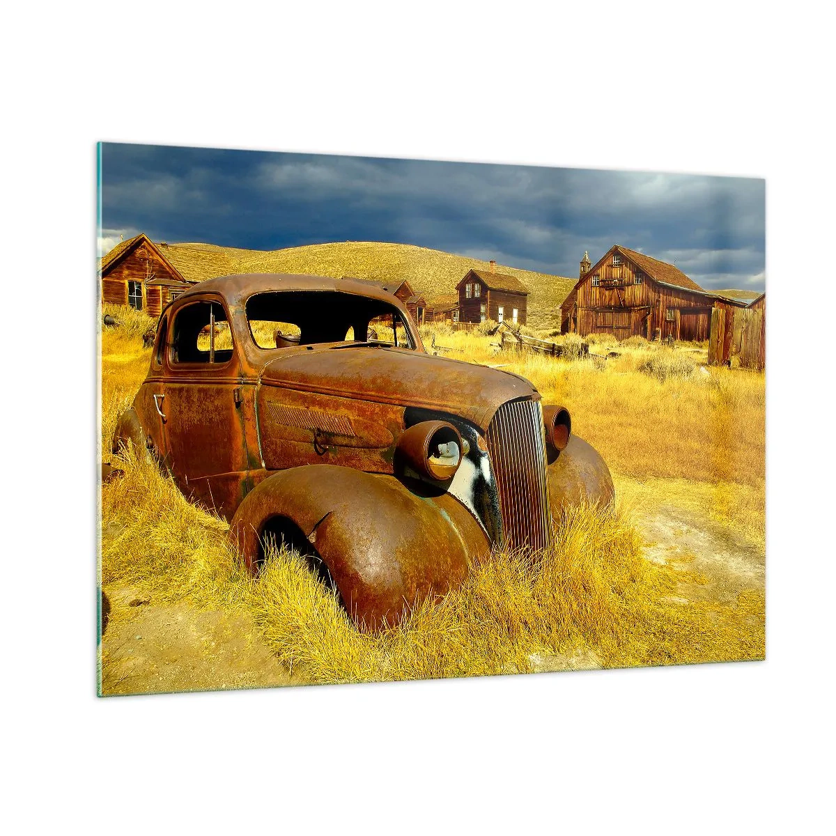 Glasbild - Bild auf glas - Ein Oldtimer vor der Kulisse eines verlassenen Dorfes - 100x70cm - Eine wohlverdiente Ruhe - Moderne Wanddekoration für Wohnzimmer und Schlafzimmer ARTTOR