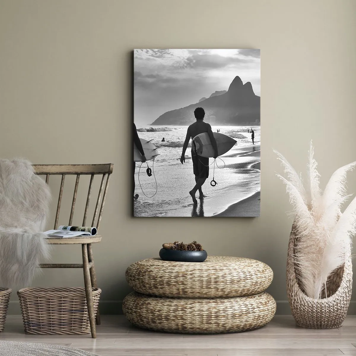 Bild auf Leinwand - Leinwandbild - Zwei Surfer laufen mit ihren schwarz-weißen Brettern am Strand entlang. - 50x70cm - Single-Wave-Samba - Moderne Wanddekoration für Wohnzimmer und Schlafzimmer ARTTOR