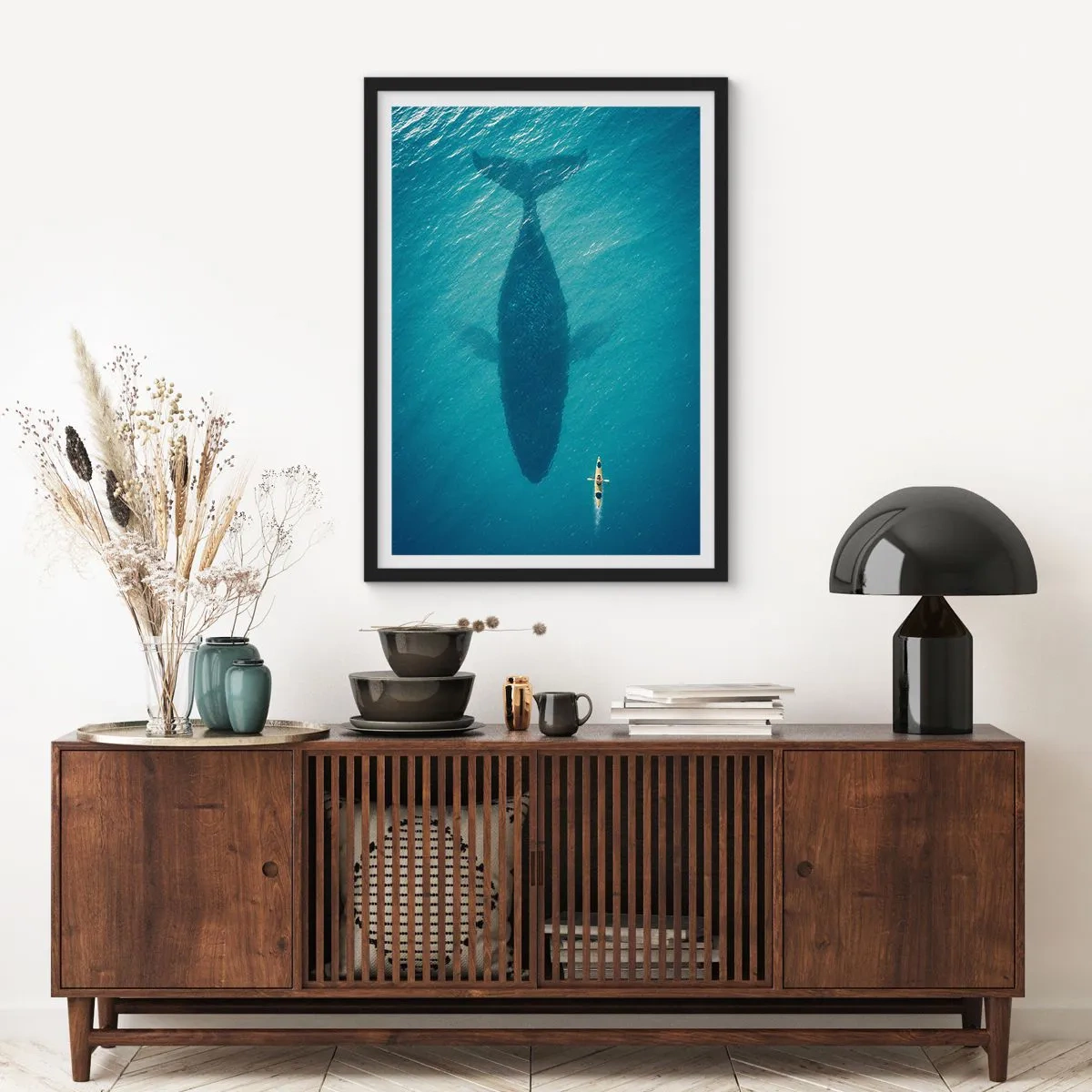 Poster in einem schwarzem Rahmen - Kajak auf dem Wasser über dem Schatten eines riesigen Wals - 50x70cm - Treffen am Meer - Moderne Wanddekoration für Wohnzimmer und Schlafzimmer ARTTOR