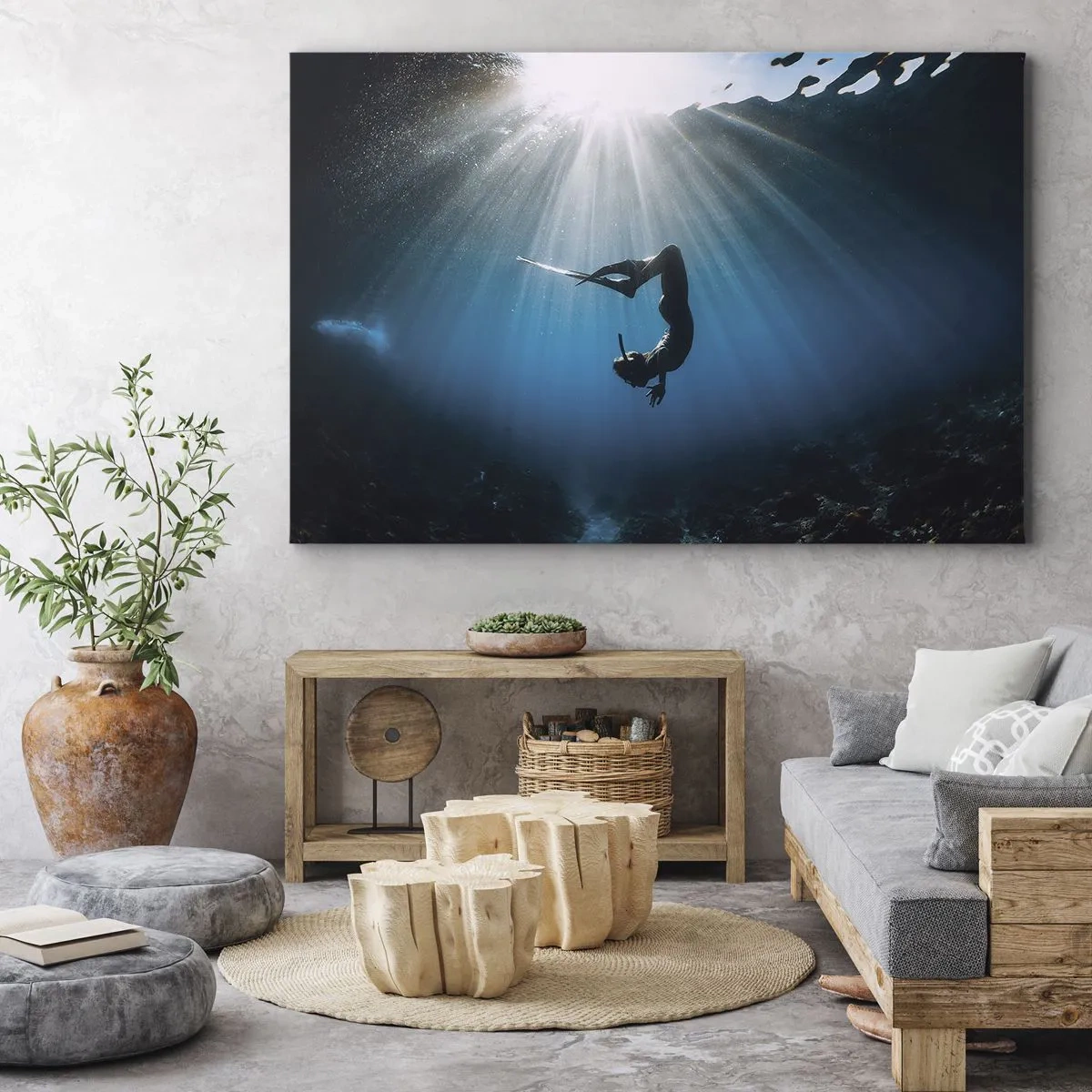 Bild auf Leinwand - Leinwandbild - Ein Taucher, der in einem Lichtstrahl unter Wasser schwimmt - 120x80cm - Tanz unter Wasser - Moderne Wanddekoration für Wohnzimmer und Schlafzimmer ARTTOR