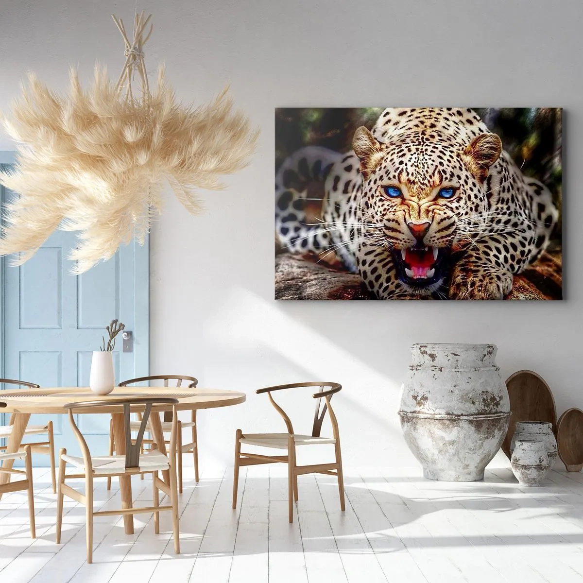 Bild auf Leinwand - Leinwandbild - Ein bedrohlicher Leopard mit intensiv blauen Augen - 70x50cm - Schönheitswut tut nicht weh - Moderne Wanddekoration für Wohnzimmer und Schlafzimmer ARTTOR