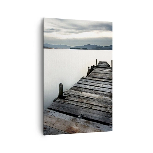 Bild auf Leinwand - Leinwandbild - Eine Holzbrücke, die zu einem ruhigen See führt - 80x120cm - Tauchen Sie ein in Ruhe - Moderne Wanddekoration für Wohnzimmer und Schlafzimmer ARTTOR