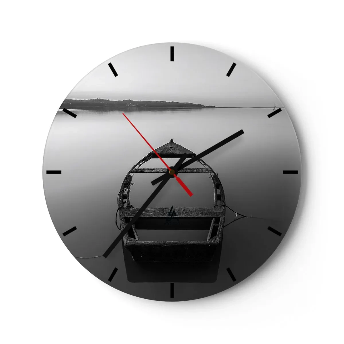 Wanduhr - Glasuhr - Ein einsames Boot auf einem ruhigen See in Schwarzweiß. - 30x30cm - Sehnsucht und Melancholie - Moderne Wanddekoration für Wohnzimmer, Küche und Schlafzimmer ARTTOR