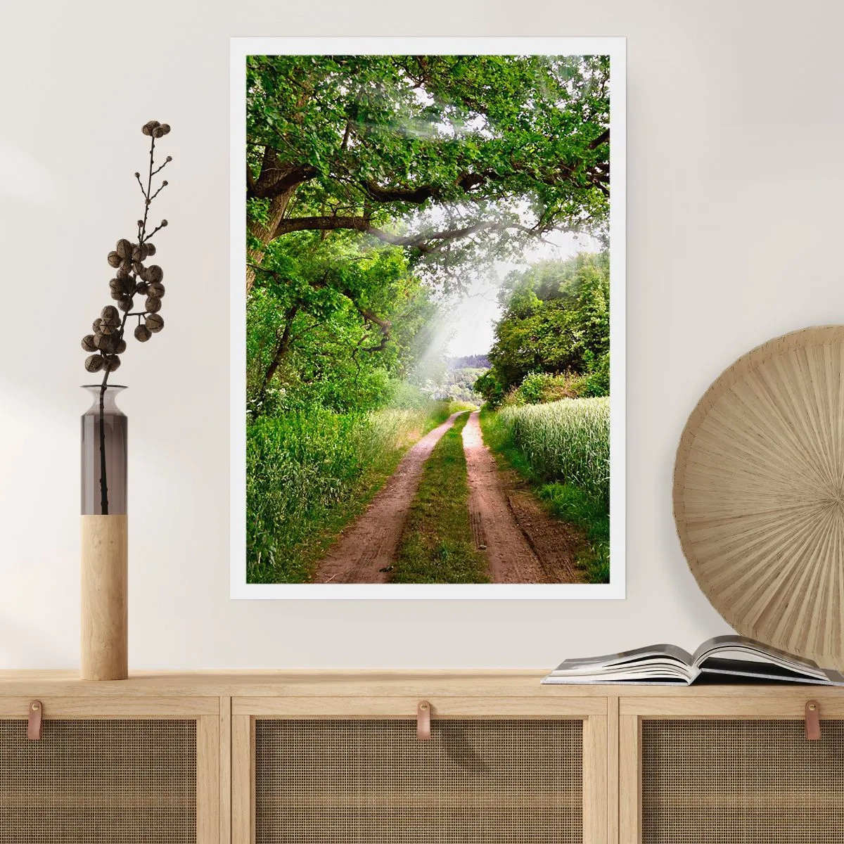 Poster - Eine schattige Schotterstraße, umgeben von üppigen grünen Bäumen und Wiesen - 50x70cm - Et in Arcadia ego - Moderne Wanddekoration für Wohnzimmer und Schlafzimmer ARTTOR
