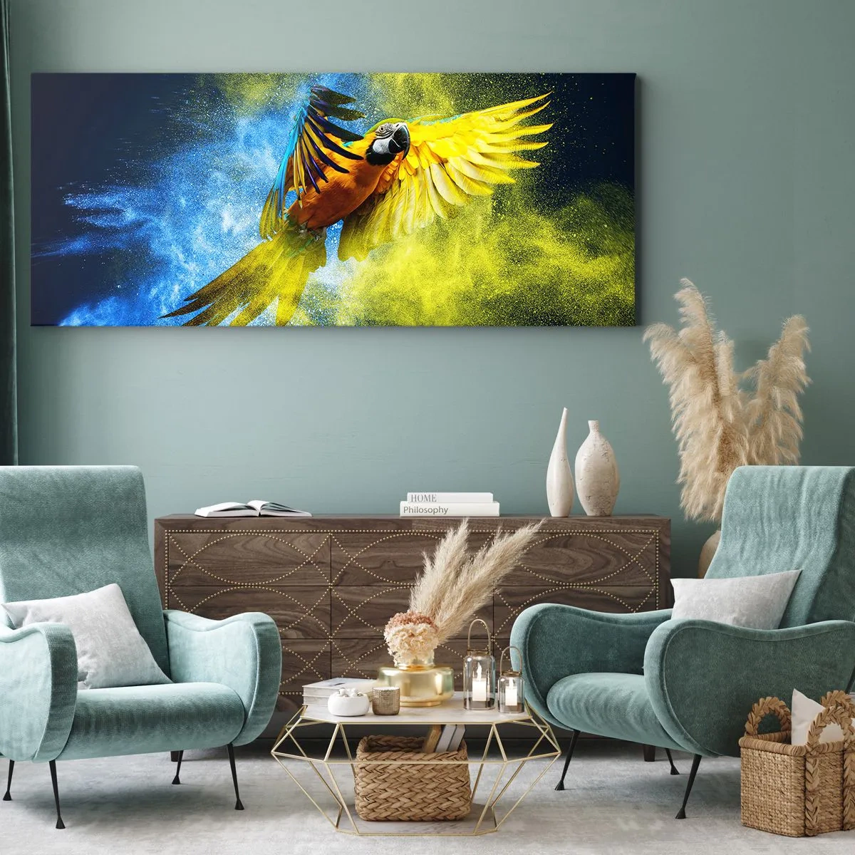 Bild auf Leinwand - Leinwandbild - Ein Papagei im Flug vor einem Hintergrund aus farbenfrohen Explosionen in Gelb und Blau. - 160x50cm - Im blauen und goldenen Staub - Moderne Wanddekoration für Wohnzimmer und Schlafzimmer ARTTOR