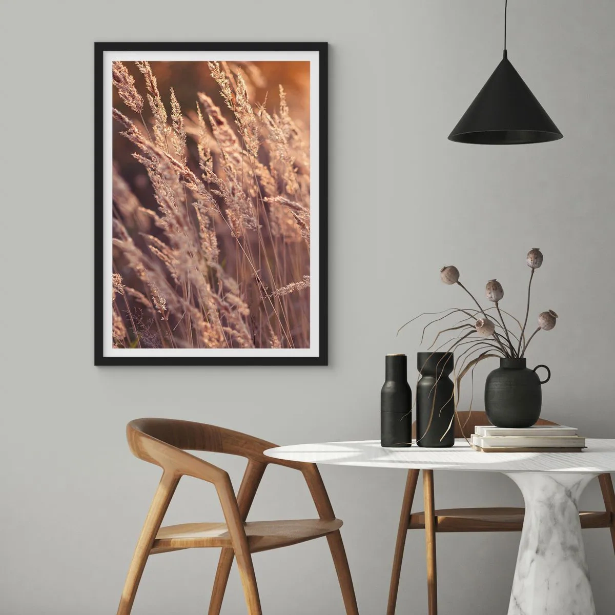 Poster in einem schwarzem Rahmen - Goldene Ähren des Grases, beleuchtet von den Sonnenstrahlen - 50x70cm - Bereit, den Herbst willkommen zu heißen - Moderne Wanddekoration für Wohnzimmer und Schlafzimmer ARTTOR