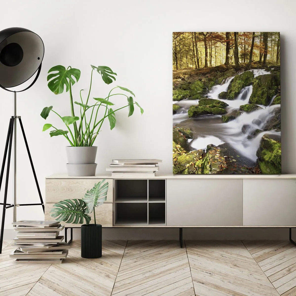 Bild auf Leinwand - Leinwandbild - Eine bewaldete Landschaft mit einem von Moos umgebenen Wasserfall - 50x70cm - Rasch durch den herbstlichen Wald - Moderne Wanddekoration für Wohnzimmer und Schlafzimmer ARTTOR