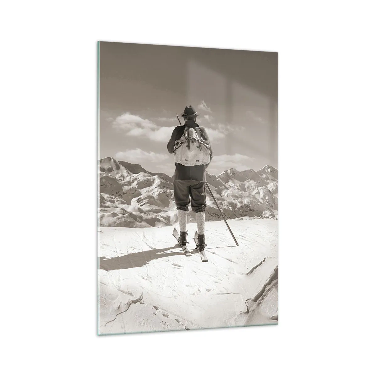 Glasbild - Bild auf glas - Ein Skifahrer auf einem Berggipfel in Schwarz und Weiß - 70x100cm - Und die Berge bleiben unverändert - Moderne Wanddekoration für Wohnzimmer und Schlafzimmer ARTTOR