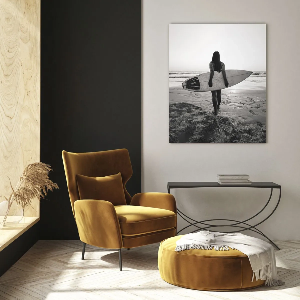 Glasbild - Bild auf glas - Frau mit Surfbrett am Strand in Schwarz und Weiß - 70x100cm - Die Tochter der Meereswelle - Moderne Wanddekoration für Wohnzimmer und Schlafzimmer ARTTOR