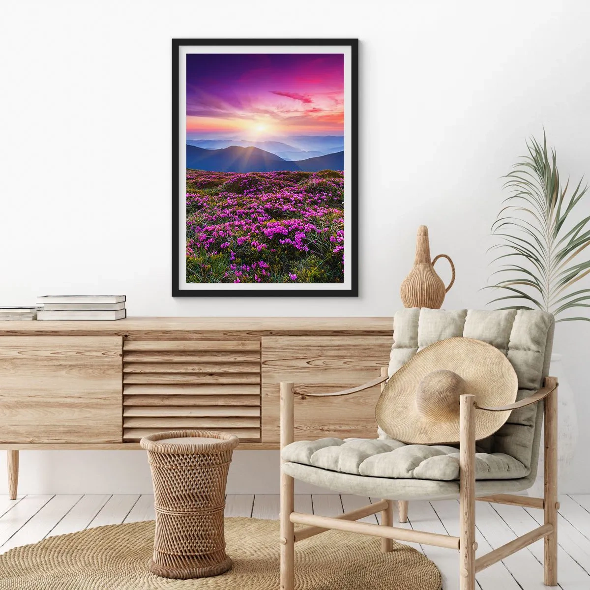 Poster in einem schwarzem Rahmen - Ein Feld mit lila Blumen in den Bergen bei Sonnenuntergang - 50x70cm - Kräuter dufteten nach frischen Trauben von den Feldern - Moderne Wanddekoration für Wohnzimmer und Schlafzimmer ARTTOR
