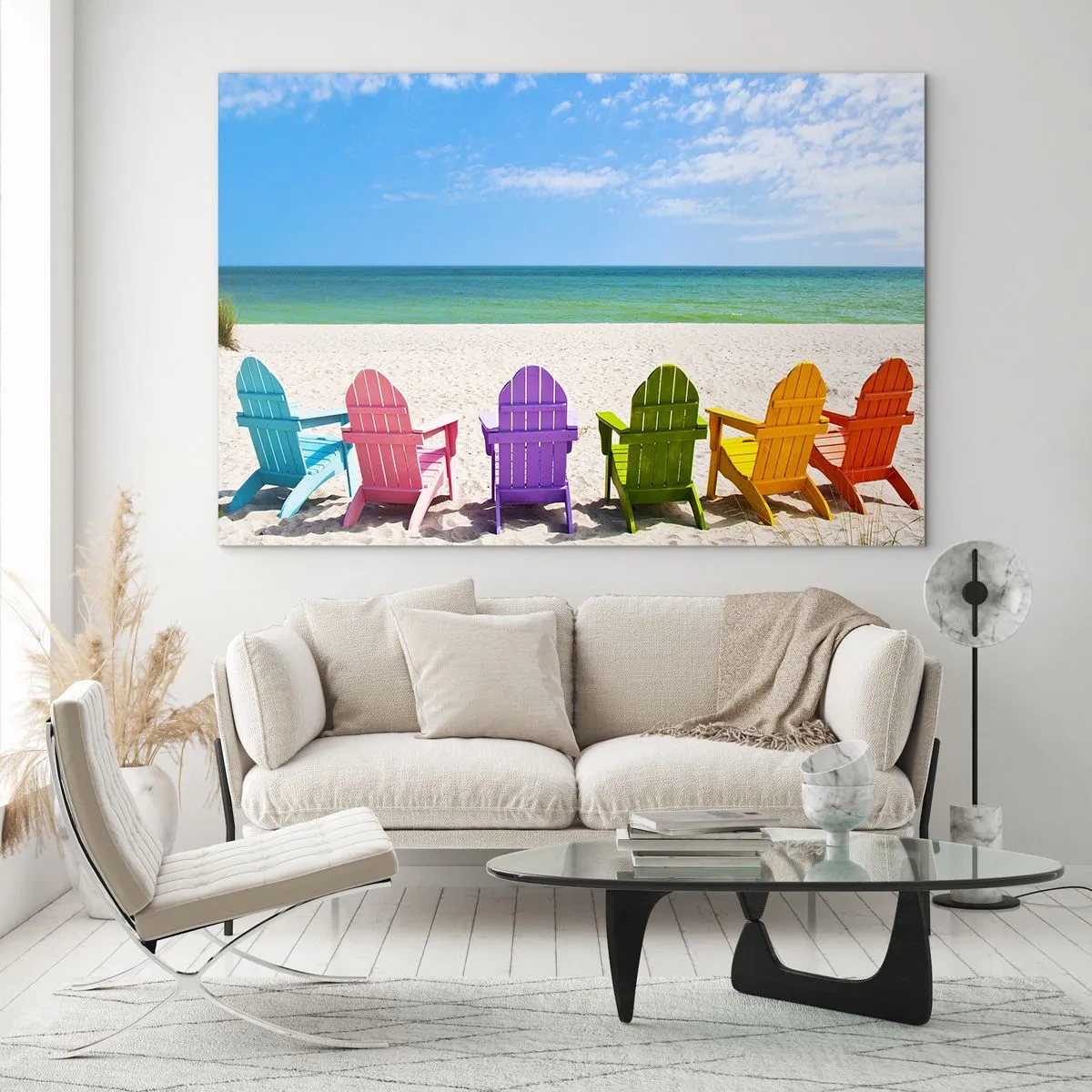 Glasbild - Bild auf glas - Bunte Stühle an einem Sandstrand mit Blick auf das Meer - 100x70cm - Regenbogenstrand - Moderne Wanddekoration für Wohnzimmer und Schlafzimmer ARTTOR