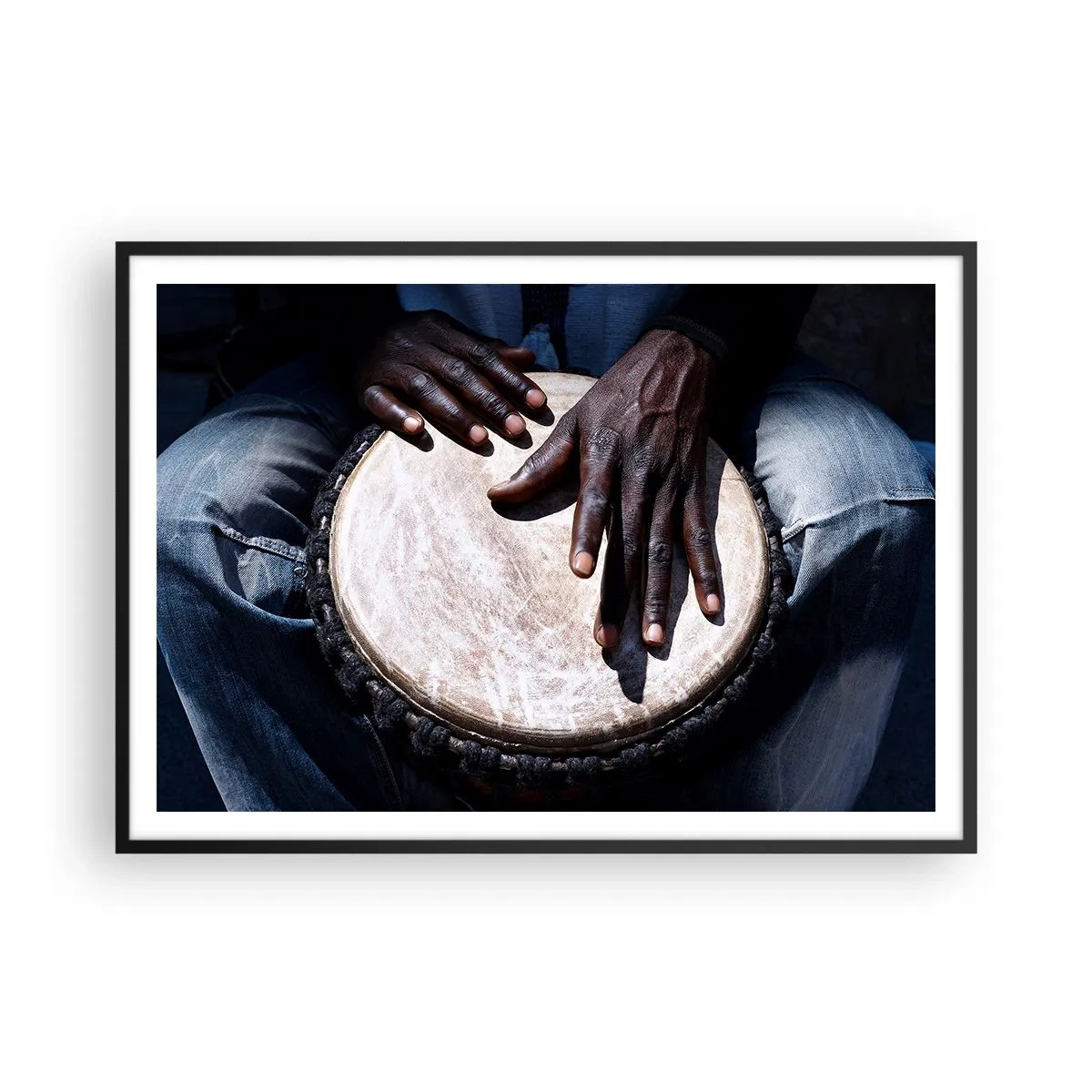 Poster in einem schwarzem Rahmen - Hände spielen eine Djembe-Trommel in einer dynamischen Komposition - 100x70cm - Lebe in deinem eigenen Rhythmus - Moderne Wanddekoration für Wohnzimmer und Schlafzimmer ARTTOR